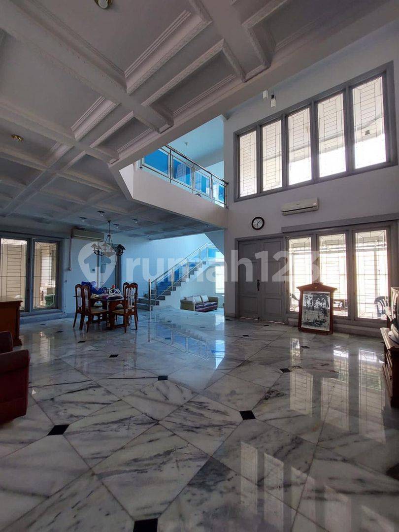 Spacious 5-Bedroom House with Pool near Pejaten Village Mall