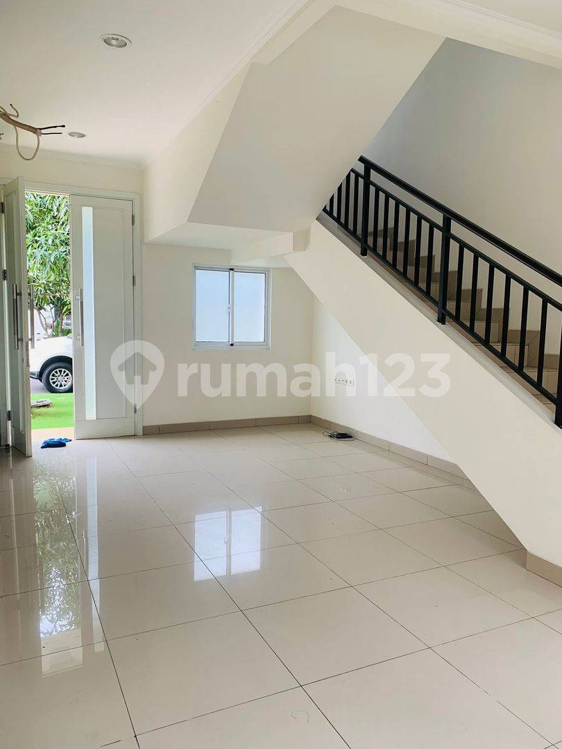 Modern 2-Bedroom Townhouse with Garden and Parking