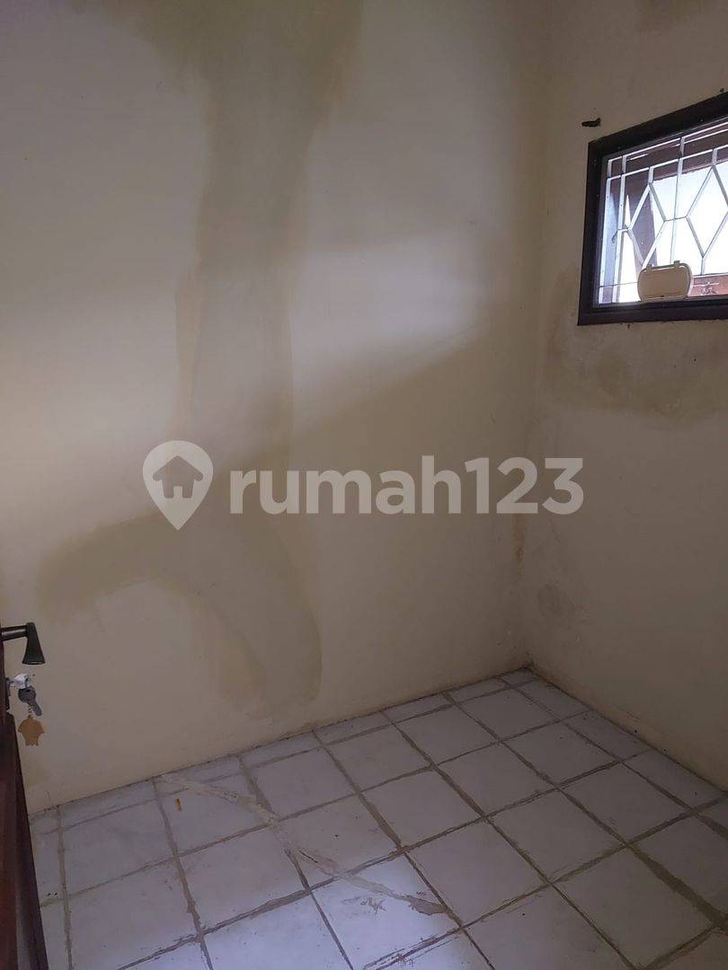 Mulyosari Prima House - Spacious 3+1 Bedroom Rental