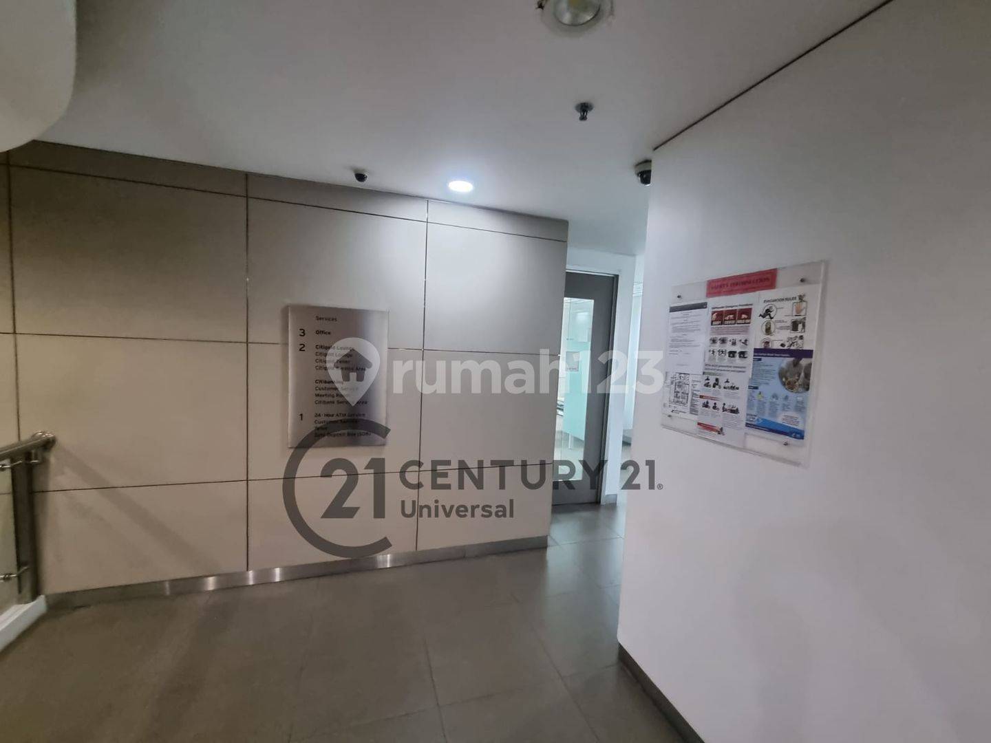 Kelapa Gading-дағы көптеген мүмкіндіктері бар бұрыштық дүкен/офис кеңістігі