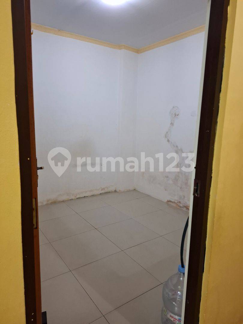 2-Story House, 3 Bedrooms, 2 Bathrooms, Carport