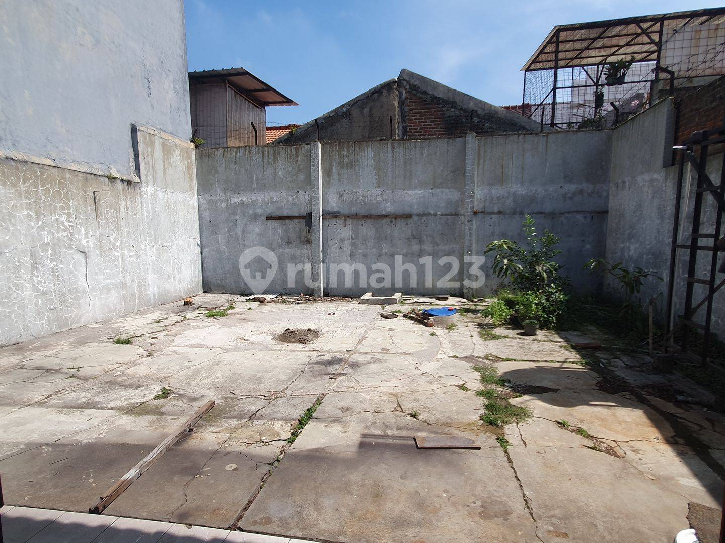 Spacious Property Near Griya and Borma
