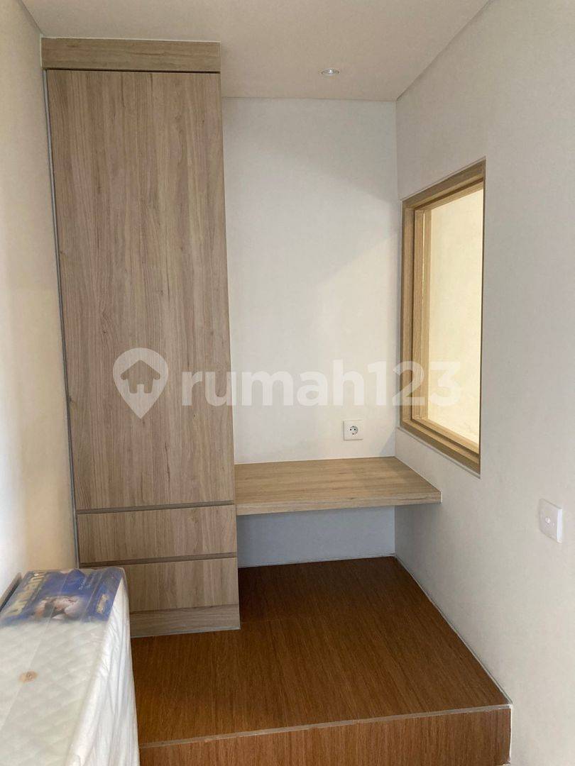 North-facing apartment with smart features near toll road