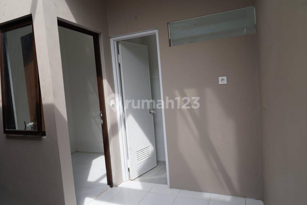 Современный 2.5-этажный дом в Citra Garden Serpong с 3 спальнями