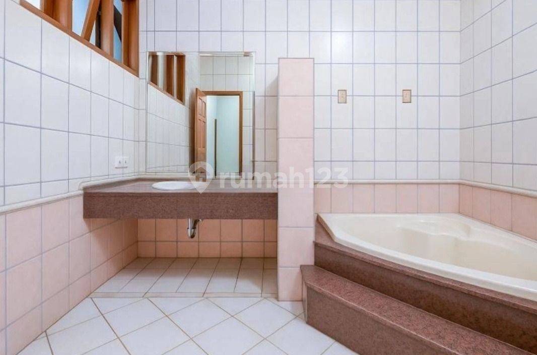 Strategically Located House in Tebet with Multiple Amenities