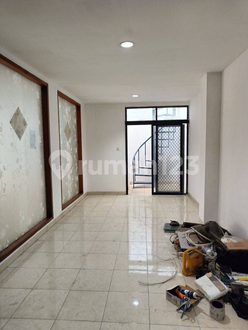 Жабдықталмаған Pluit Timur Residence пәтері, оңтүстік жағы, таза