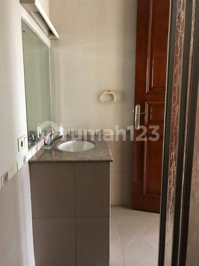 Strategically Located Urban Property with Modern Amenities