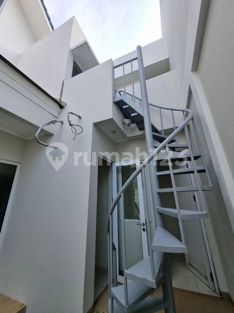 Fully Renovated, Ready to Move In, 8-Meter Wide Property