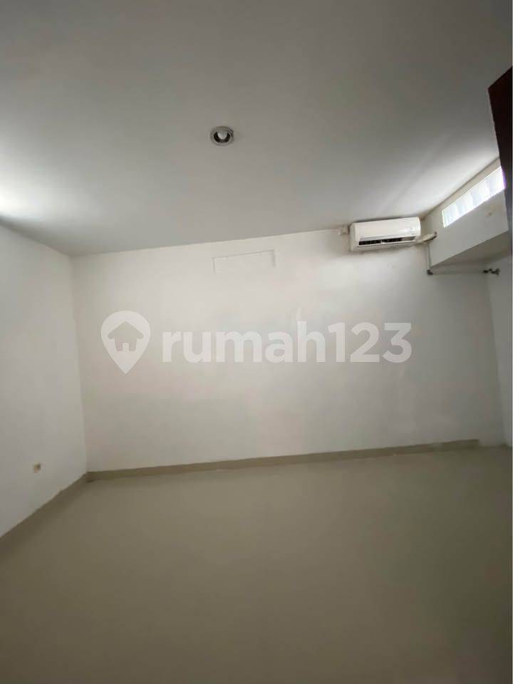 4 Bedroom House in Dalung near Canggu with Balcony and Gazebo
