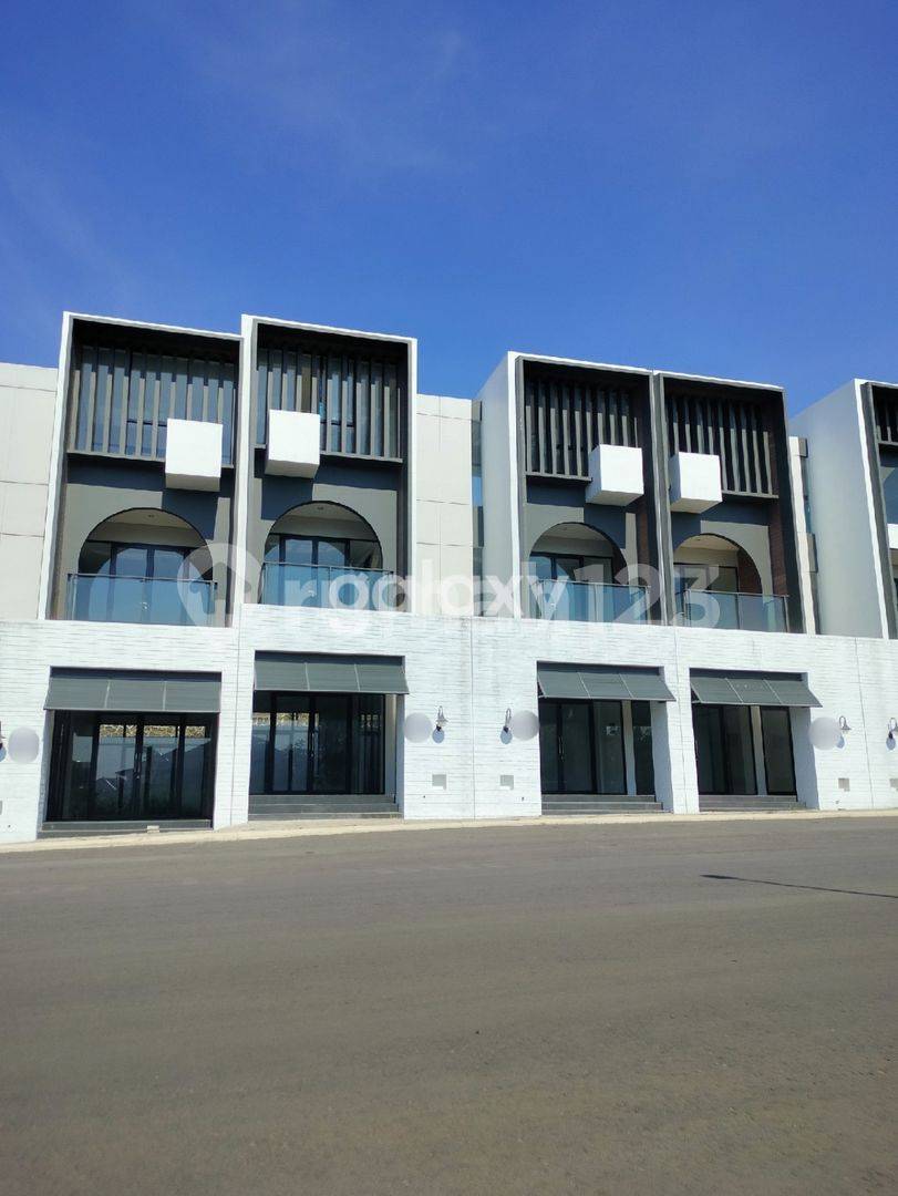 3-этажное коммерческое/офисное здание в Citraland Malang с видом на горы