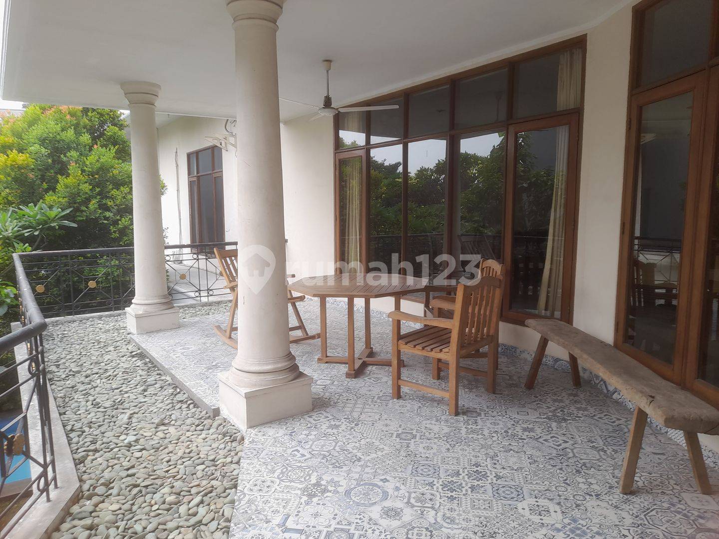 Spacious Villa Near Simatupang Toll Road with Pool