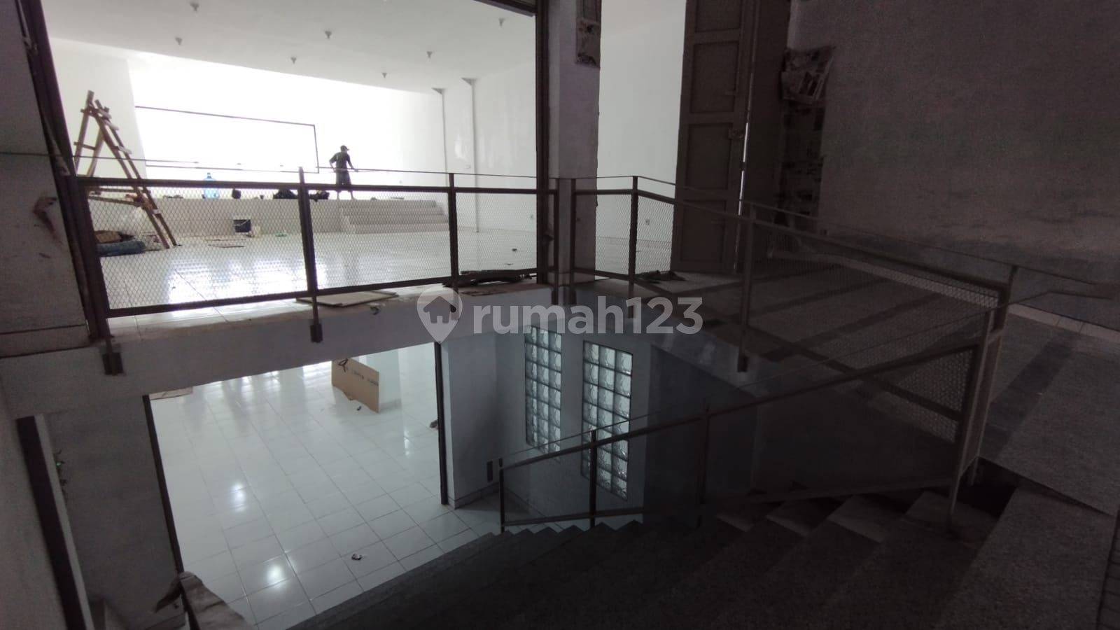 Two-story commercial/residential property with large area