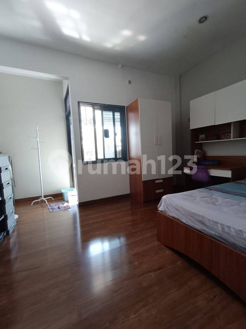3-Story Commercial Building in Kalijudan for Rent