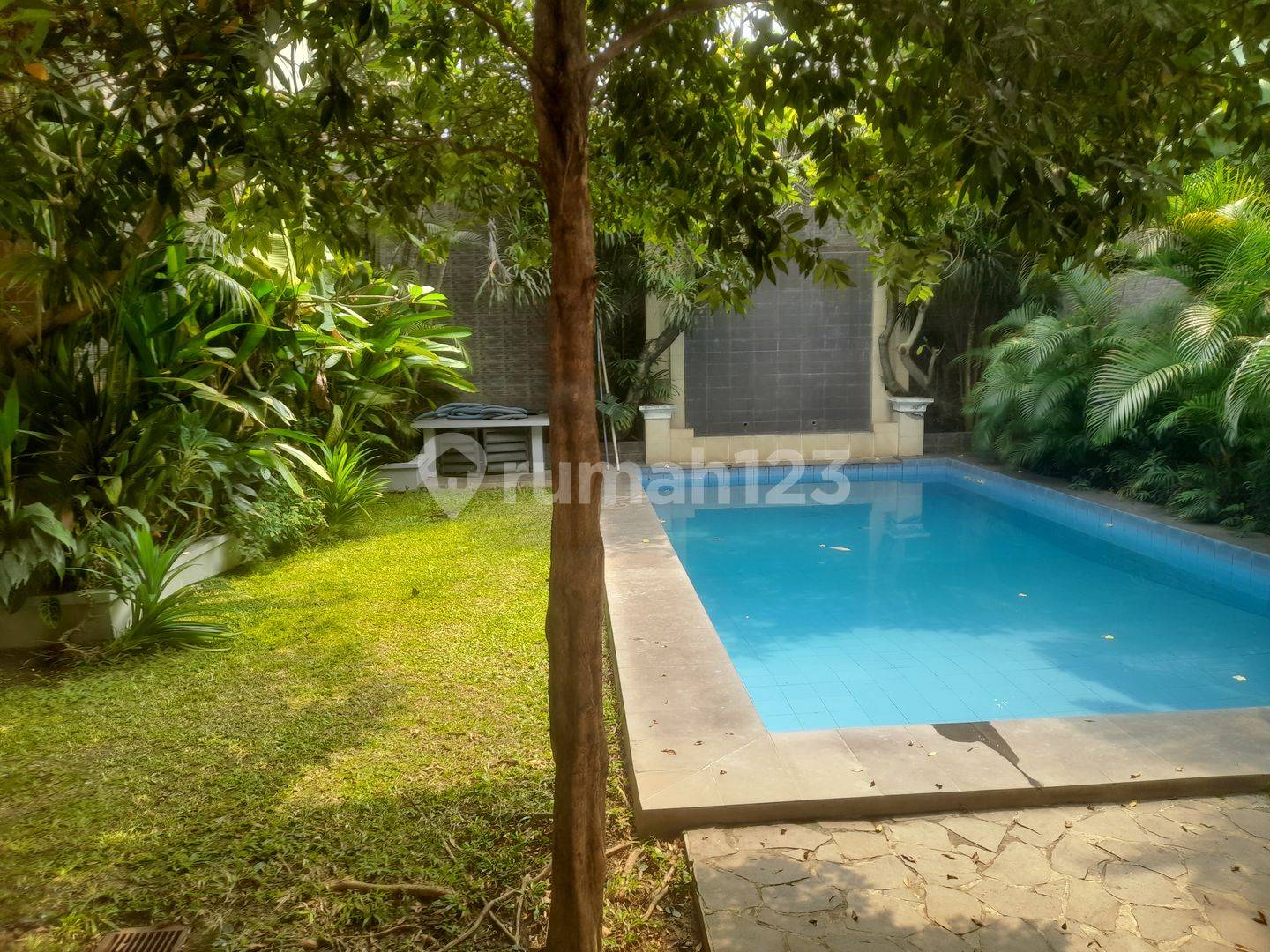 Spacious Villa Near Simatupang Toll Road with Pool