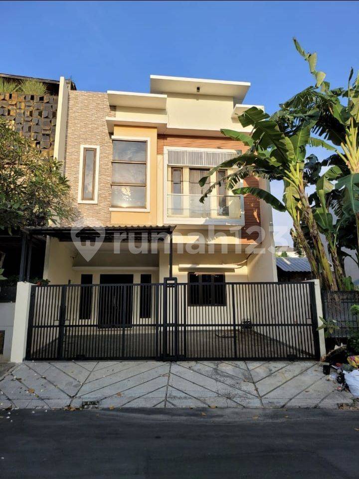 2.5 Story House at Gading Residence Pelangi - Spacious Family Home