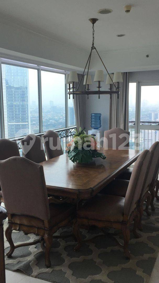 Spacious Apartment with City View and Designer Interior