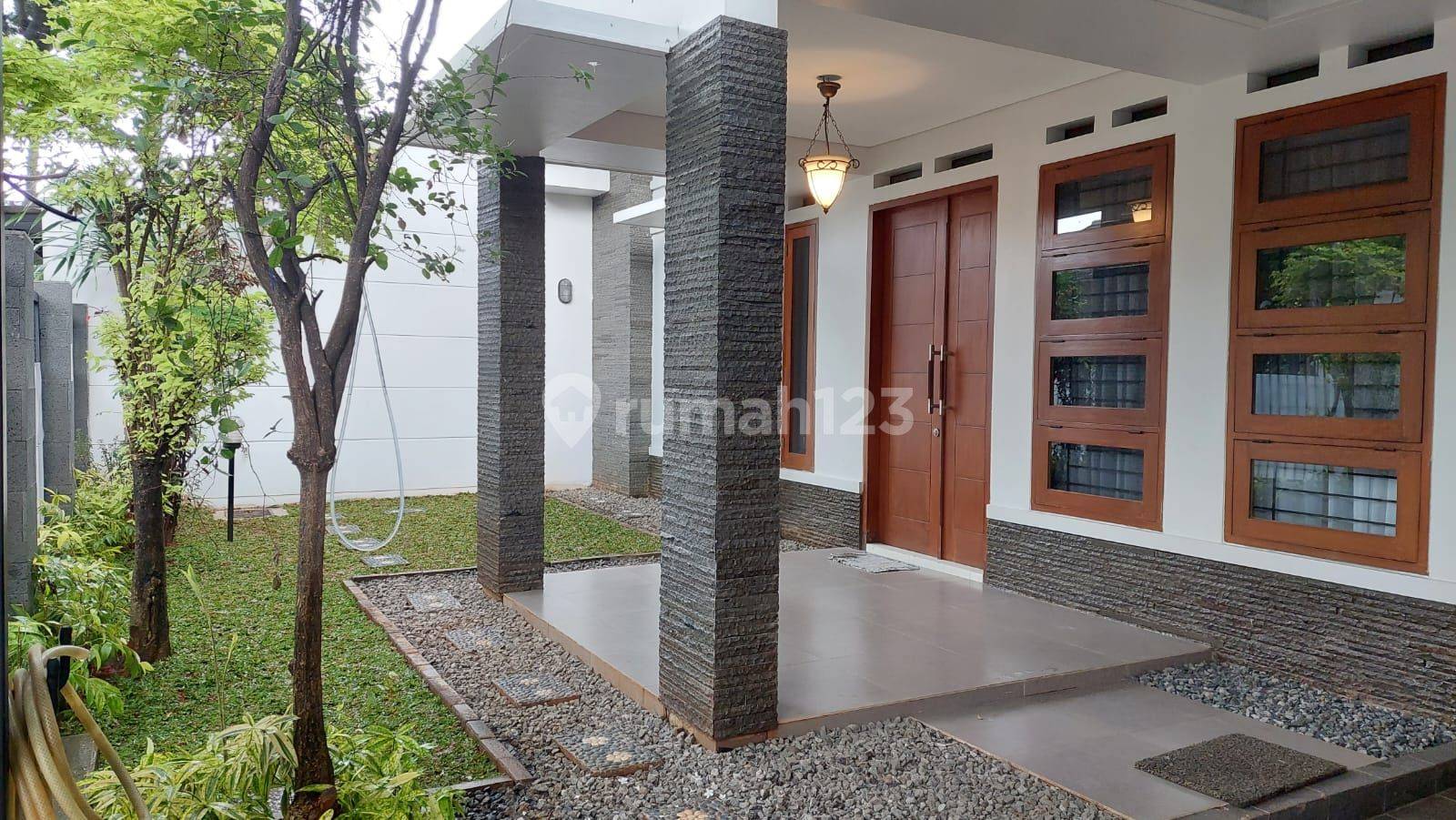 Spacious 250m2 House with Multiple Rooms and Amenities