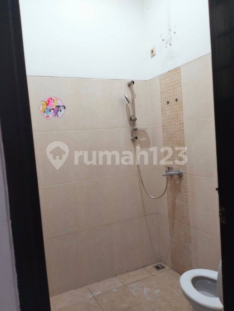 Spacious 2-Story House with Multiple Rooms and Amenities