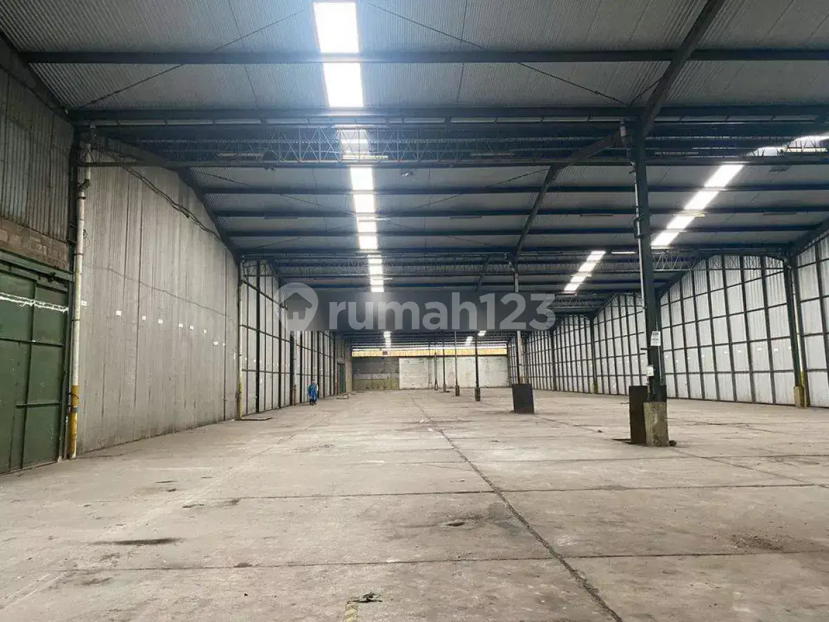 Flood-free location near toll road with 24-hour security