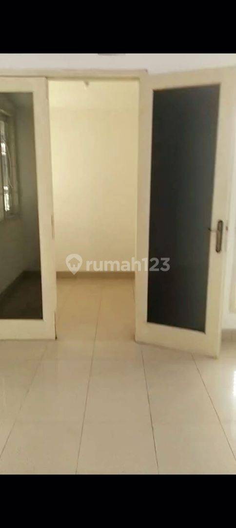 Spacious House in Bintaro Jaya Sektor 5, Near Key Amenities