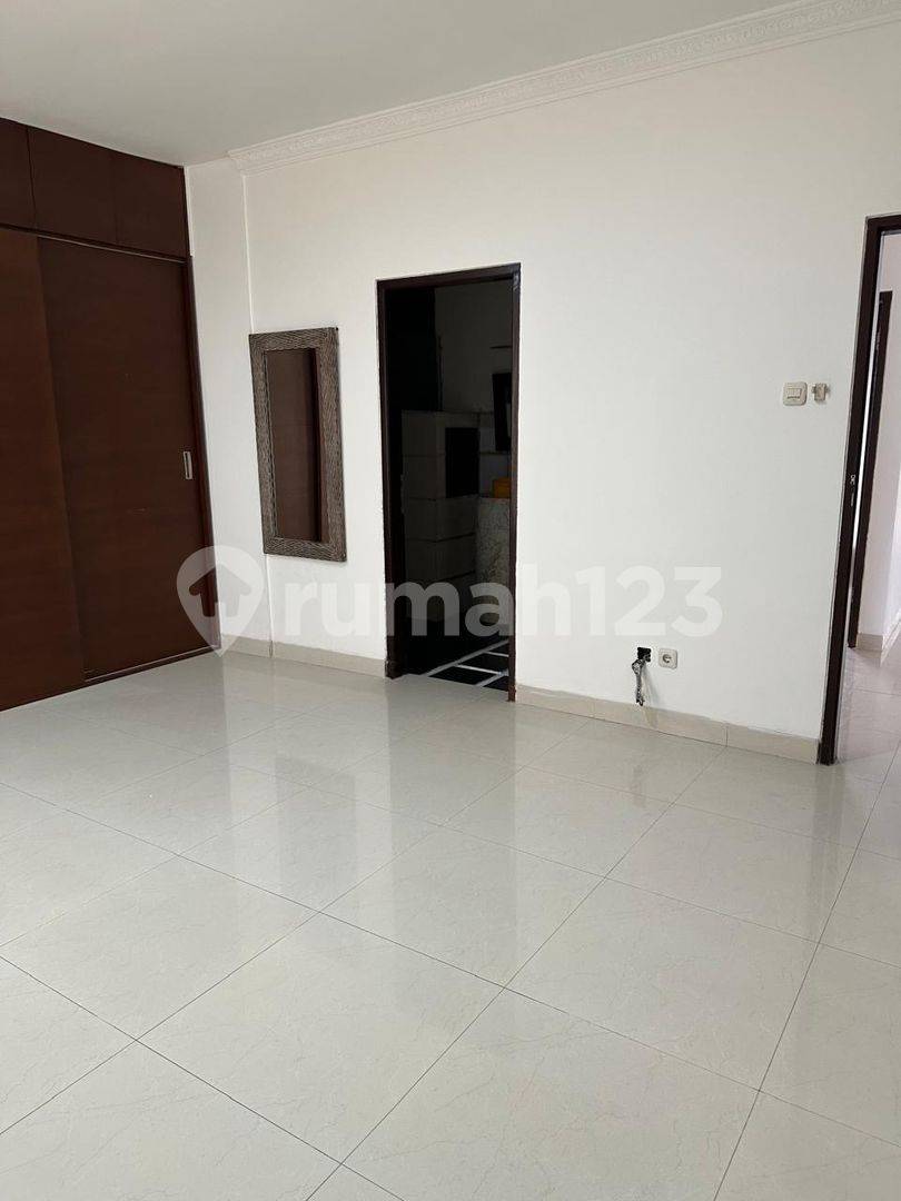 Spacious Family Home in Cool, Clean Residential Area Near Key Locations