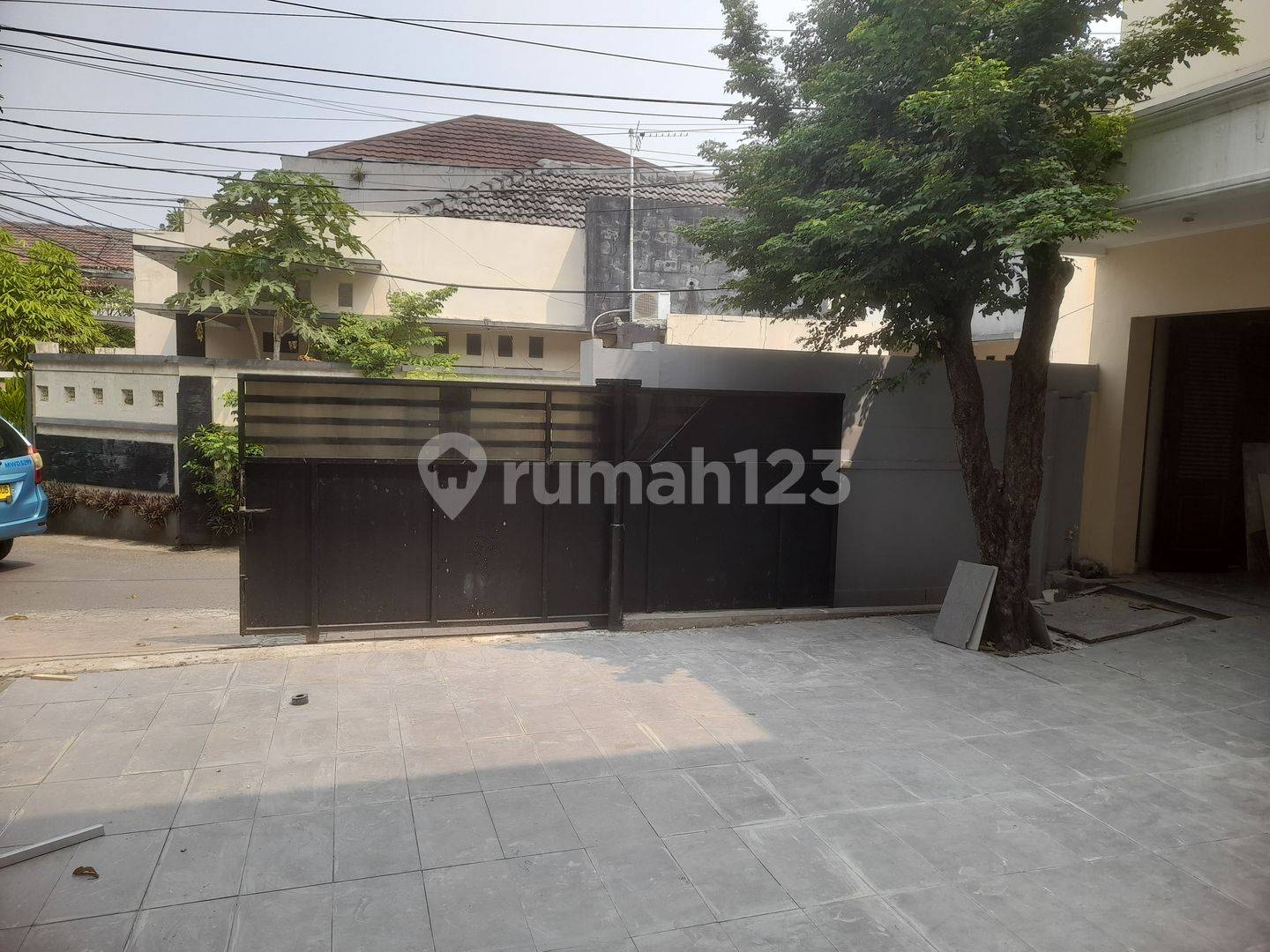 Spacious Villa Near Simatupang Toll Road with Pool