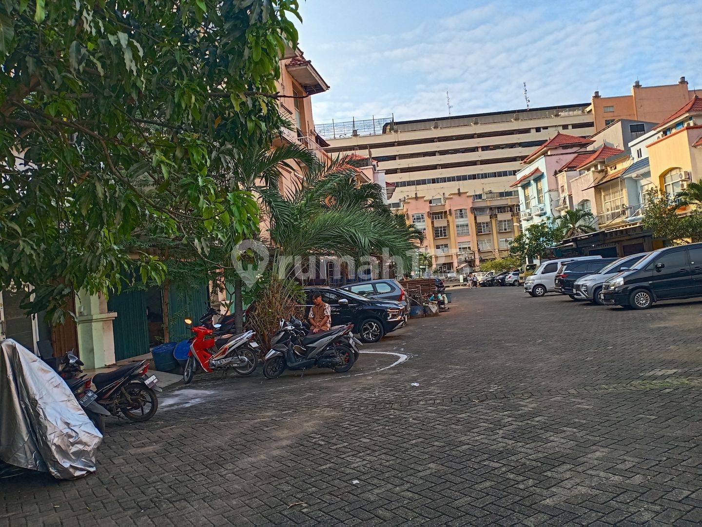 Ruko in Cengkareng - Comfortable Commercial Property with Multiple Facilities