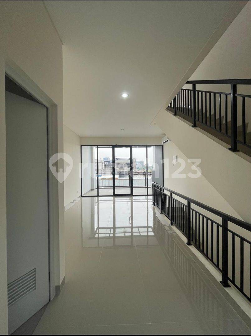 Коммерческая недвижимость Ruko Hampton Avenue в Gading Serpong - 3-этажное здание