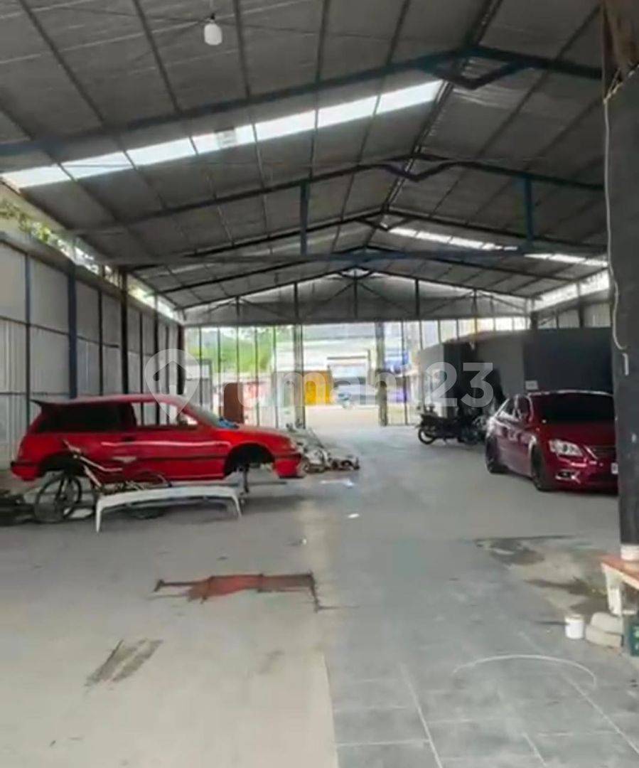 Large Commercial Warehouse with Parking and Staff Quarters