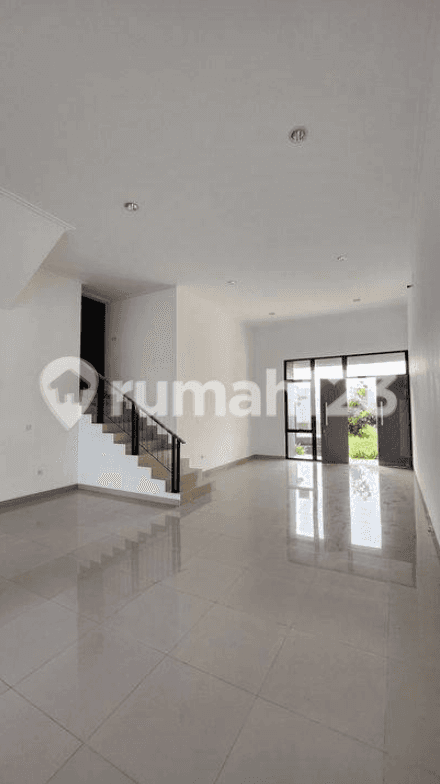 Exclusive Pantai Indah Kapuk 2 House with Large Land Area and Multiple Rooms