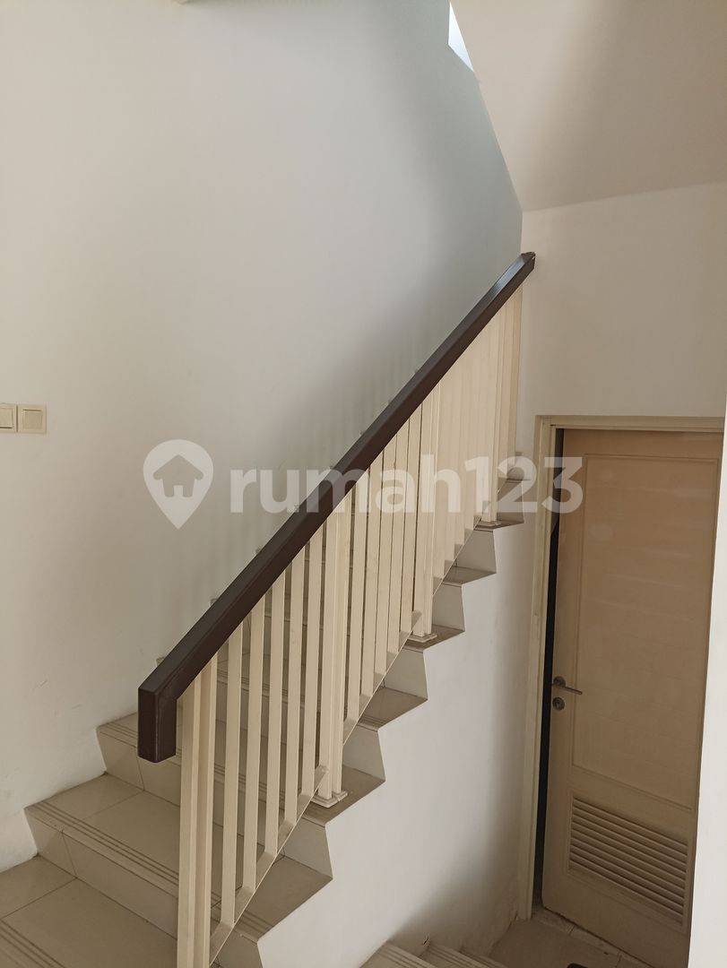 2-Story Rental House near Golf Lake, Strategic Location