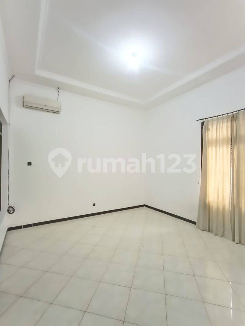 Dukuh Kupang Timur ауданында жалға берілетін кең 1 қабатты үй - Үй/кеңсе үшін идеалды