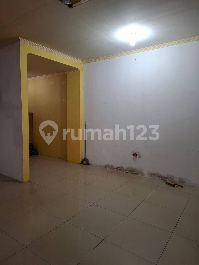 2-Story House, 3 Bedrooms, 2 Bathrooms, Carport