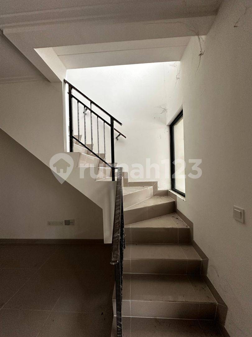 2-Story Cluster California House with Semi-Furnished Features