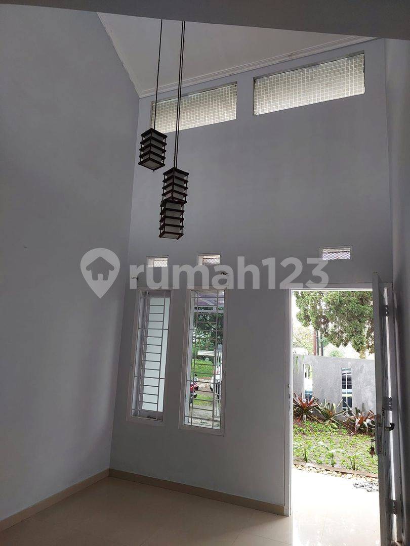 Strategic Location House with Garden and Kitchen Set