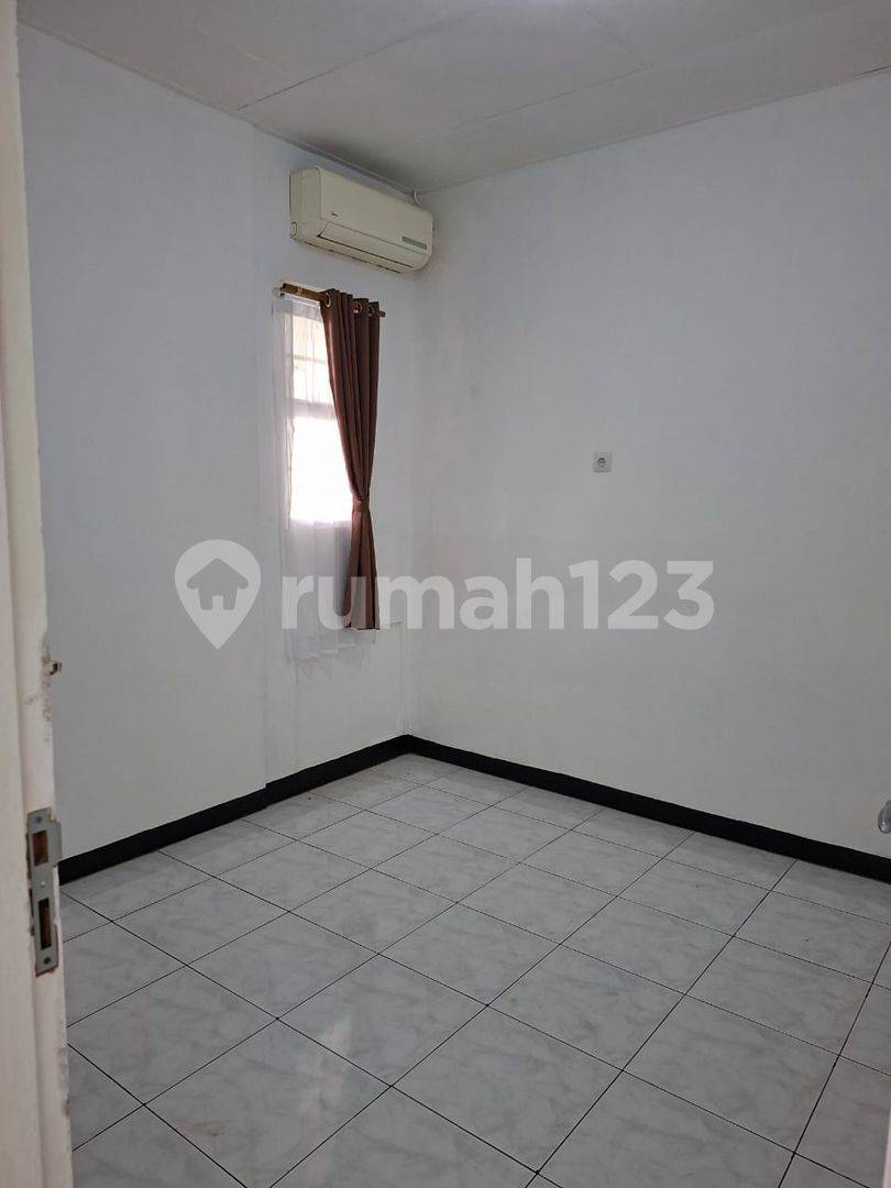 House in Duren Sawit, Jakarta Timur - 3 Bedrooms, Carport, Flood-Free