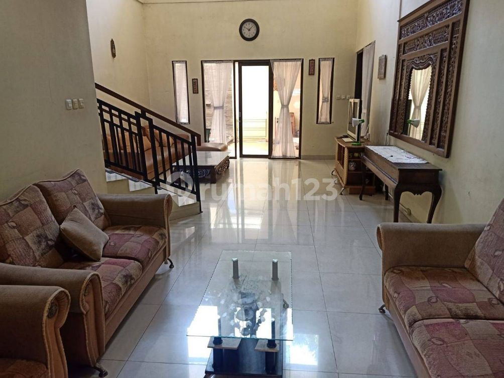 Large 2.5-Story House with Six Bedrooms in Setiabudi
