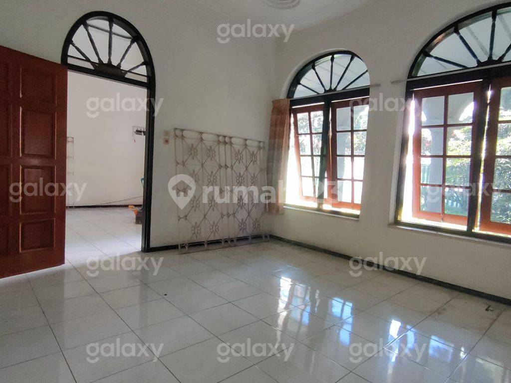 Large House near Ijen, Malang - 600m² with 6 Bedrooms and Garden