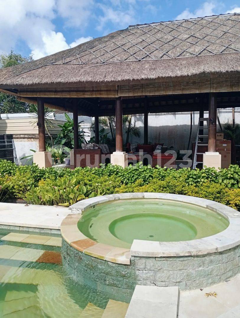 Luxurious 3-Bedroom Villa in Jimbaran with Private Pool and Jacuzzi