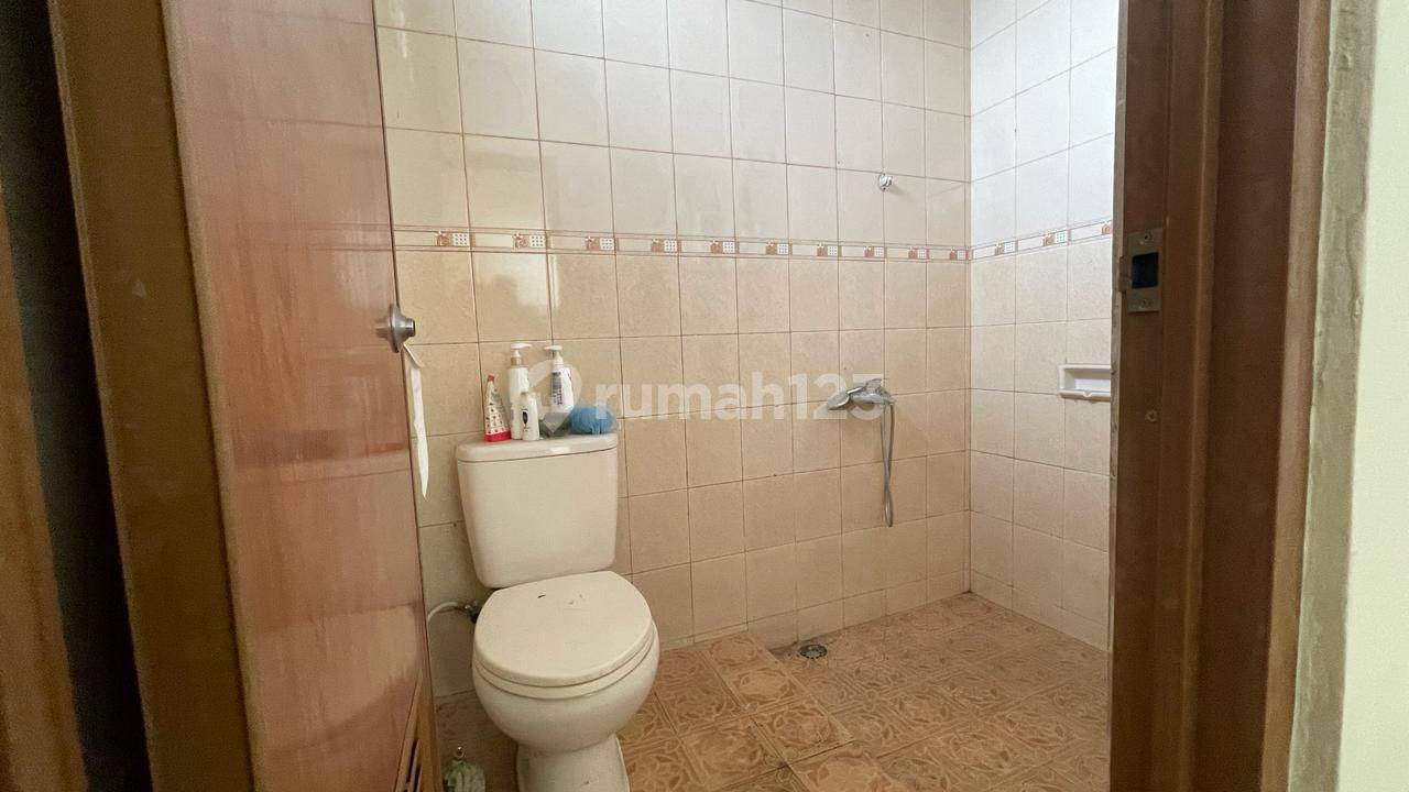 3-Story Townhouse in Astana Anyar with Multiple Amenities