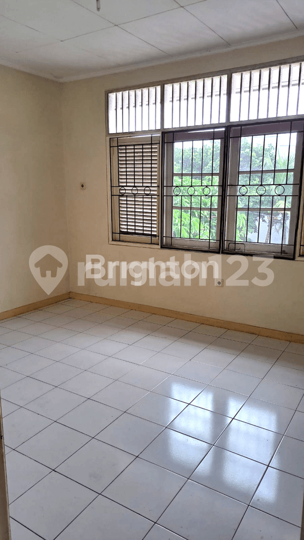 Unfurnished House for Rent in Tangerang - Strategic Location Near Malls and Schools