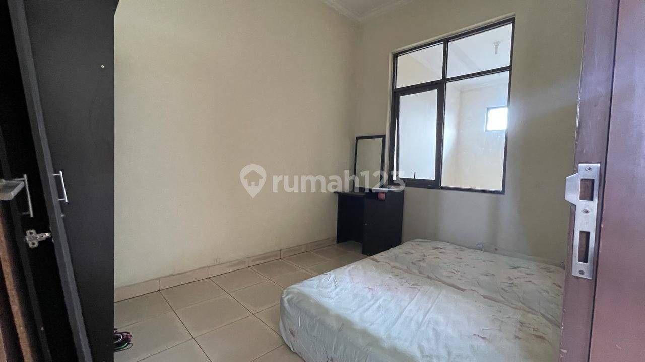 3-Story Townhouse in Astana Anyar with Multiple Amenities