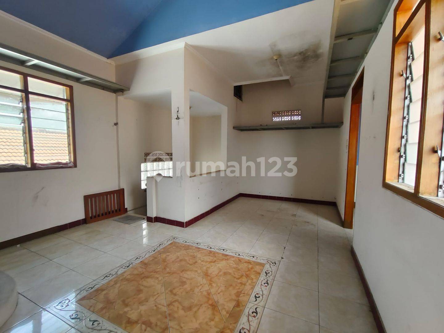 2-Story House in Taman Kopo Indah, 4 Bedrooms, Garasi & Carport