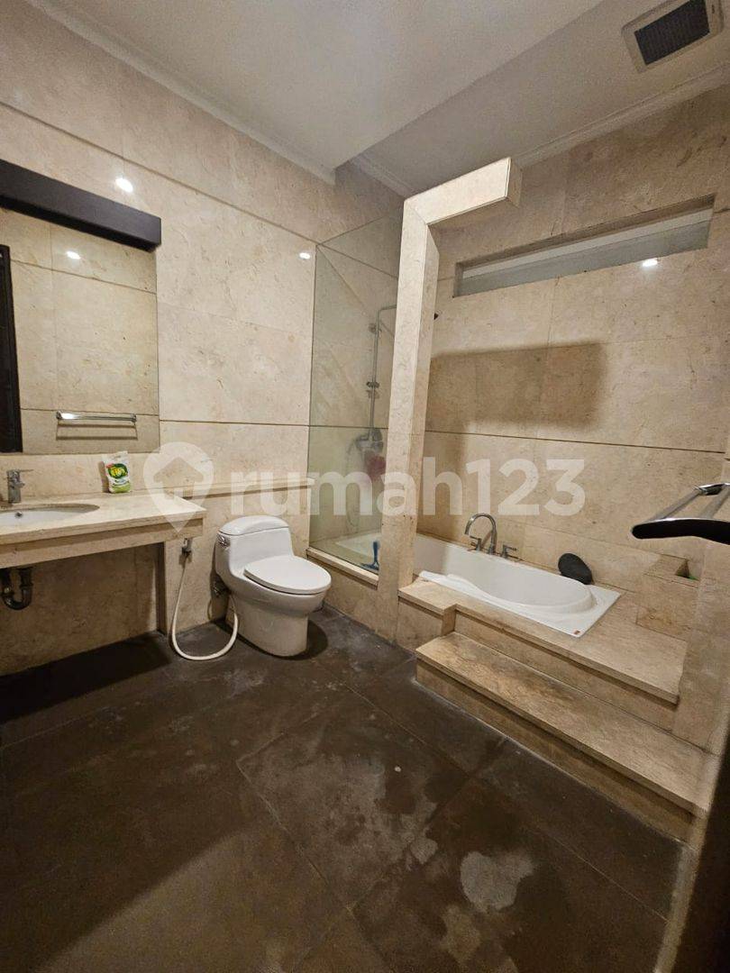 Spacious 4-Bedroom House in Batununggal, Fully Furnished