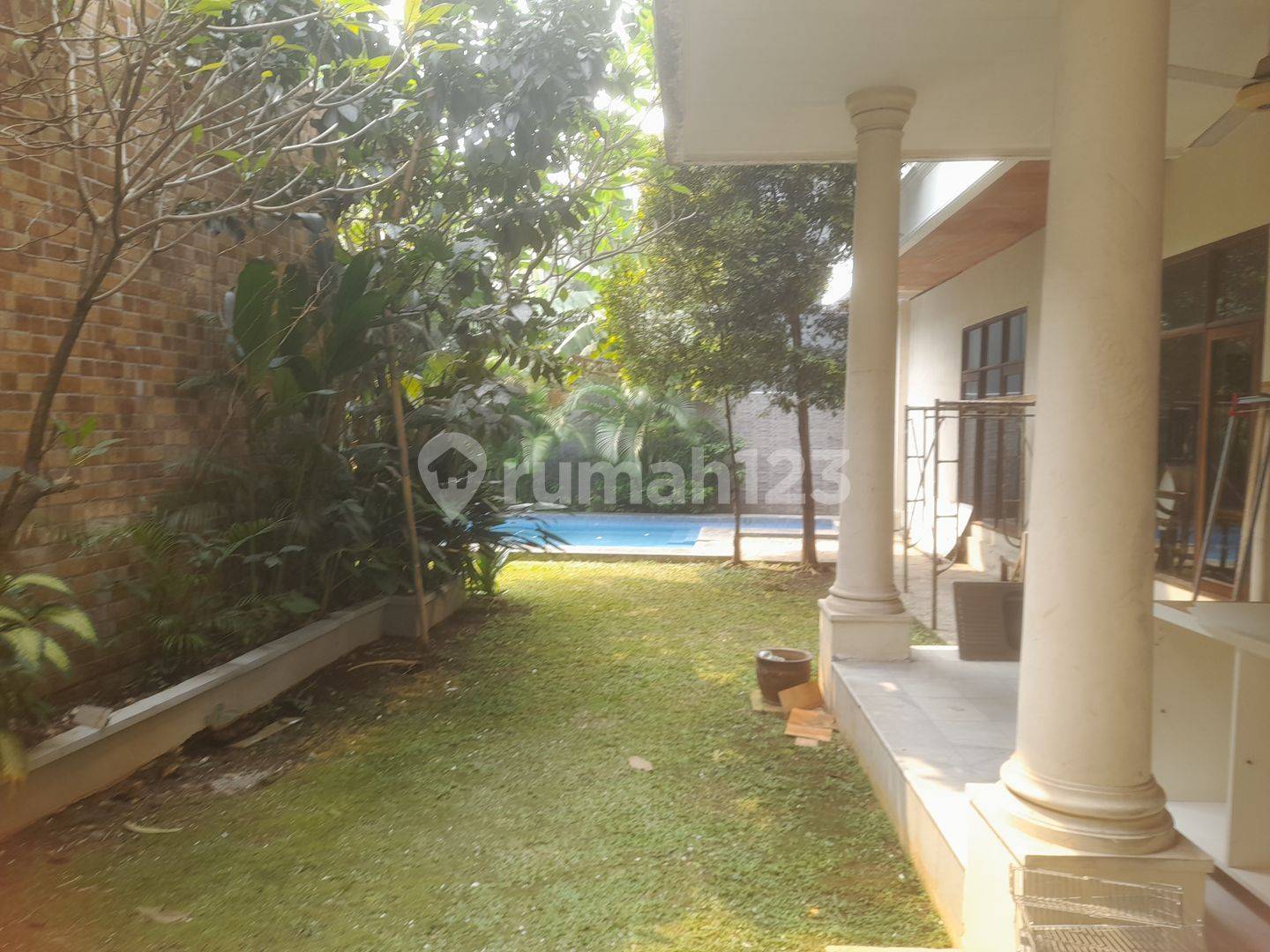 Spacious Villa Near Simatupang Toll Road with Pool