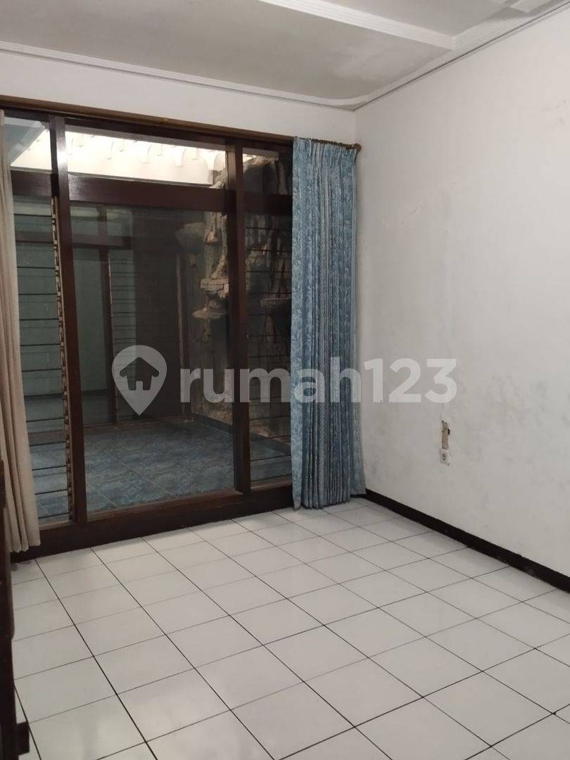 Property Near Airport, Main Road, Mall, and Traditional Market