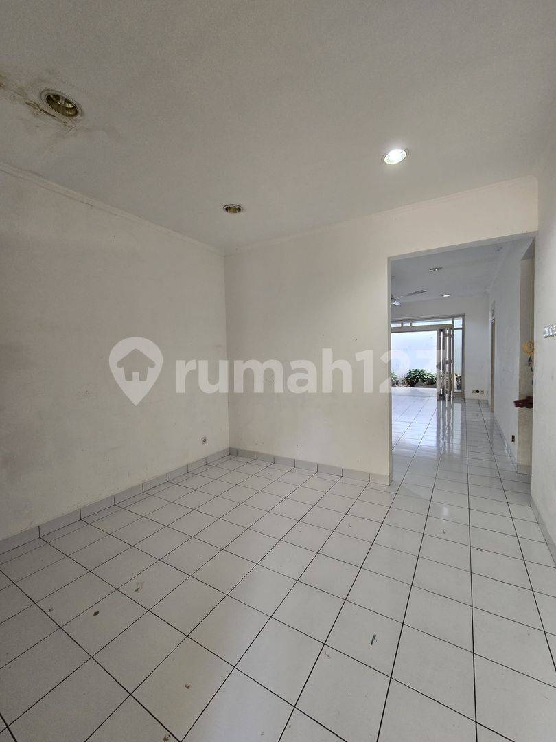 1.5-этажный дом в Buncit Indah, Pejaten, Южная Джакарта