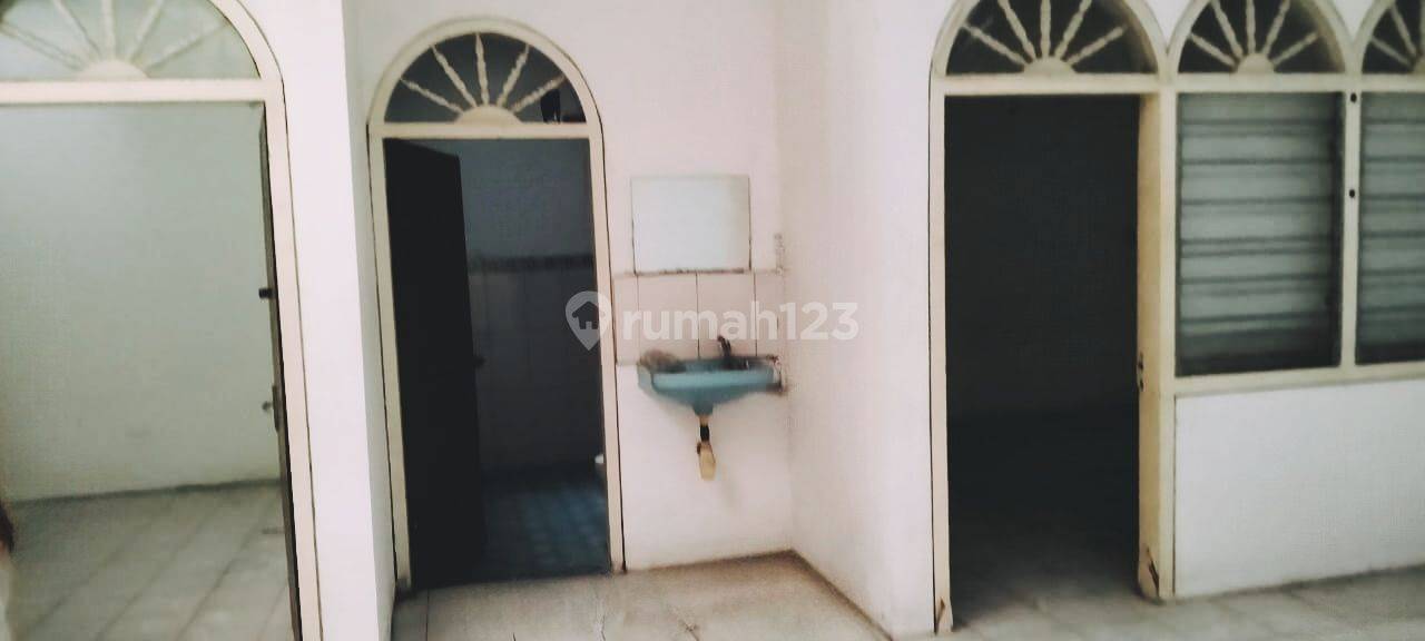 Spacious 4-Bedroom Property with Natural Gas