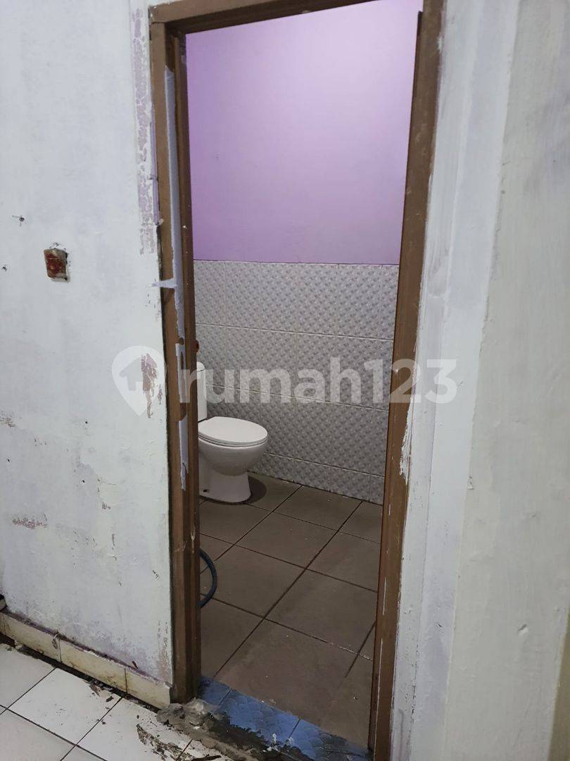 2-Story Commercial Shop/Space on Main Road, Suitable for Various Businesses