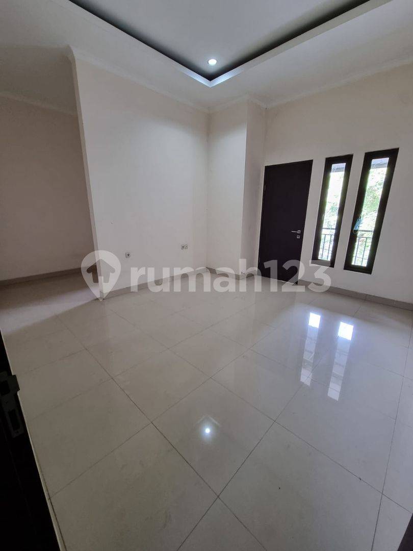 3-Story House in Kopyor Raya, Kelapa Gading - New Building, Business Potential